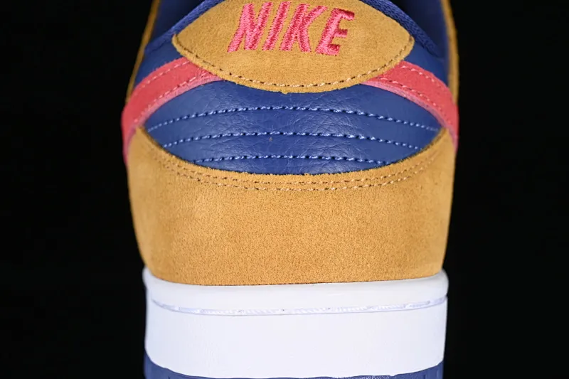 All categories Nk SB Dunk series Nk SB Dunk Low low-top sneakers Nk SB Dunk Low dark brown, white and yellow color SB smashed backboard fashion casual sneakers BQ6817-700